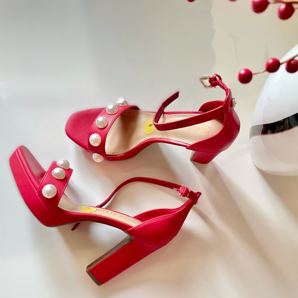 Red Hot Anne Klein Pearl Heels Size 8 - Picture 1 of 8